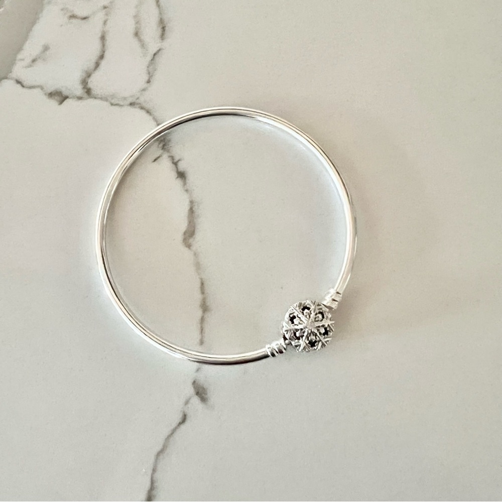 Pandora Moments Sparkling Snowflake Clasp Bangle Bracelet  Sterling Silver